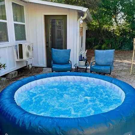 Down By The Bay W Hot Tub, 2 Blocks 2 Beaches, Game Room, Reading Nook, Dog-Friendly, Historic Charm